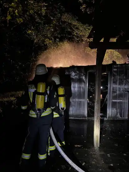 Die Feuerwehren aus Hagen und Kassebruch stellten die Wasserversorgung für die Brandbekämpfung sicher.