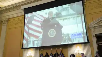 Ein Video des damaligen Präsidenten Donald Trump wird im Untersuchungsausschuss des Repräsentantenhauses gezeigt. Er untersucht die Mitverantwortung Trumps für den Sturm auf das US-Kapitol.