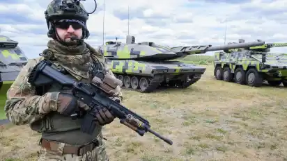Der "Infanterist der Zukunft" verfügt über Helmkamera, Ortungstracker und eine integrierte Maschinenpistole. Insgesamt hat der Soldat zwölf Kilogramm Elektronik im Gepäck.