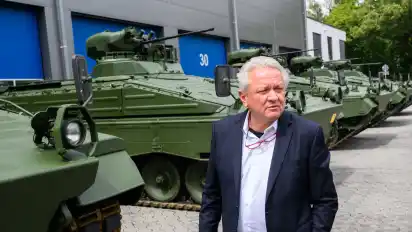 Rheinmetall-Vorstandsvorsitzender Armin Papperger vor den wieder aufbereiteten Marder-Schützenpanzer auf dem Werkgelände.