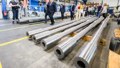 Bernd Althusmann, Wirtschaftsminister Niedersachsens, und Armin Papperger, Vorstand Rheinmetall, bei einer Führung durch das Rheinmetall-Werk Unterlüß.