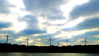 Knapp 90 Windräder drehen sich zurzeit im Land Bremen.