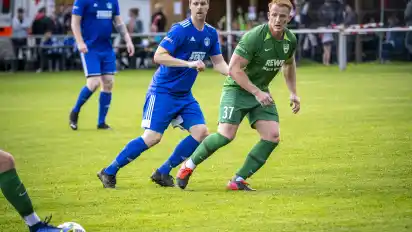 Marvin Nienstermann (links) und sein TSV Melchiorshausen schlugen sich gegen den TuS Sudweyhe um Marvin Zwiebler wacker, kassierten dennoch eine knappe 0:1-Niederlage.