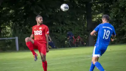 Wildeshausens Jendrik Löschner (hier im Spiel gegen Melchiorshausen) vergab gegen Brinkum eine gute Chance.