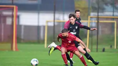 Mert Caki (vorne) und der SV Baris empfangen in der ersten Pokalrunde den TuS Heidkrug (hier mit Philipp Kahlert)