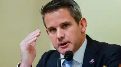 Der Republikaner Adam Kinzinger spricht während einer Anhörung des Sonderausschusses des Repräsentantenhauses über den Anschlag vom 6. Januar auf dem Capitol Hill in Washington.