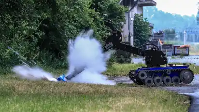 Mit einem gezielten Schuss aus dem Wassergewehr wird die mutmaßliche Sprengfalle zerstört.