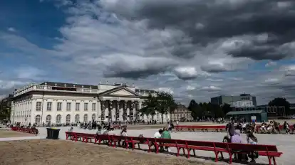 Besucher der documenta fifteen gehen am Museum Fridericianum vorbei.