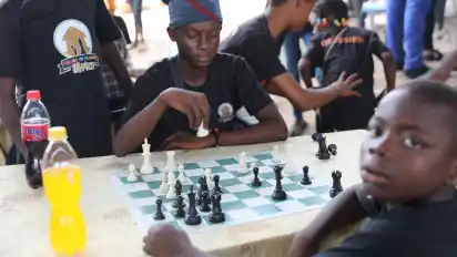 Der 16-Jährige Michael Omoyele Obafemi spielt bei einem Treffen der Organisation "Chess in Slums" eine Partie Schach.