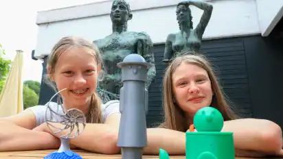 Isabelle Vähning (l.) und Lena Nebuhr mit ihren selbstgedruckten Gefäßen "Heinrich" (grün) und "Henriette" (grau) und dem Bre3DAward.