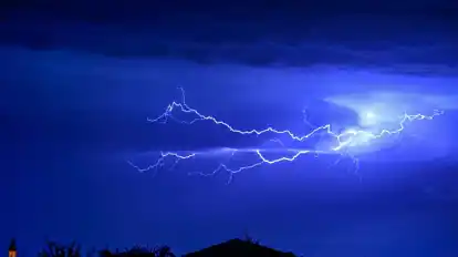 Blitz und Donner werden in der Nacht zu Donnerstag in Bremen und Niedersachsen erwartet.