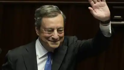 Mario Draghi winkt am Ende seiner Rede im Parlament. Draghi ist nach der Unterbrechung der Sitzung in der Abgeordnetenkammer bei Staatsoberhaupt Mattarella eingetroffen.