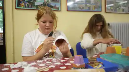 Alte Blumentöpfe mit Tonpaste aufpeppen: Diese Idee kam bei Franziska (links) und Anna Lena gut an.