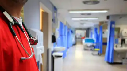 Ein Pfleger steht auf einer Station in einem Krankenhaus in London.