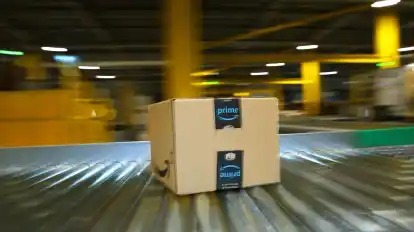 Ein Paket auf dem Laufband eines Amazon-Logistikzentrums - auf Prime-Kunden kommt eine Preiserhöhung zu.