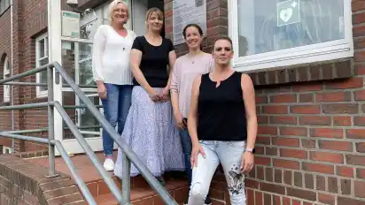 Geben Einblicke in den neuen Lehrgang (von links): Claudia Zuchgan (Jugendamt), Susanne Lieder (VHS), Kathrin Sammouri (Jugendamt) und Sarah Runke (Tagesmutter) vor der VHS Wildeshausen.