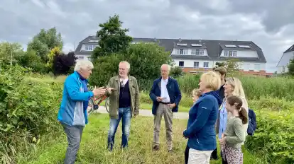 Wird hier demnächst ein Funkmast stehen? Borgfelds Ortspolitiker Gernot Burghardt und Karl-Heinz Bramsiepe (Zweiter und Dritter von links) wollen im Gespräch mit Anwohner Gerald Hodel (links) am Kuhweideweg Wogen glätten – denn die schlagen seit Mittwoch wieder hoch.