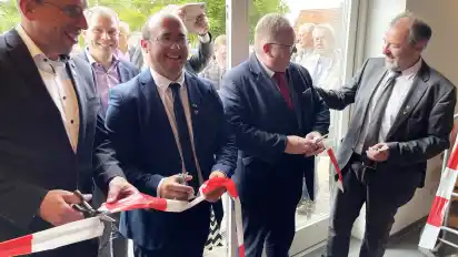 Samtgemeindebürgermeister Holger Bahrenburg (von links), Christophe Miqueu, Marcin Filoda und Bürgermeister Hans-Jürgen Krahn schneiden das Band durch.
