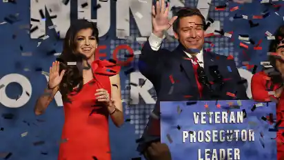 Ron DeSantis im November 2018 bei der Siegesfeier nach der Wahl für das Amt des Gouverneurs neben seiner Frau Casey.