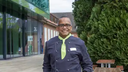 Der ehemalige Fernsehkoch Anir Kumar ist nun Küchenleiter an der Jacobs University.