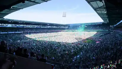 Beim Platzsturm nach dem Aufstieg von Werder Bremen sollen mehrere Rauchtöpfe gezündet und fünf Personen verletzt worden sein.
