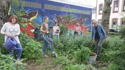 Gärtnerinnen aus Liebe: Petra Liebau (von links), Susanne Draudt, Anja Lauckner, Franziska Meyer und Gisela Bormann.