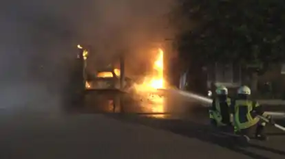 Einsatzkräfte von verschiedenen Freiwilligen Feuerwehren haben ein Auto und ein Wohnmobil, die unter dem Carport eines Einfamilienhauses in Hatten in Flammen standen, gelöscht.