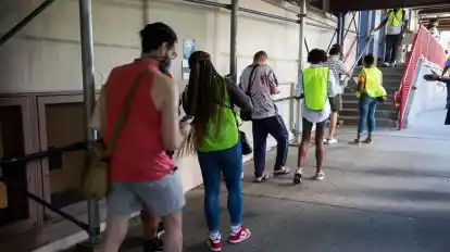 Menschen stehen in einer Schlange vor einer Affenpocken-Impfstelle im Stadtbezirk Brooklyn.