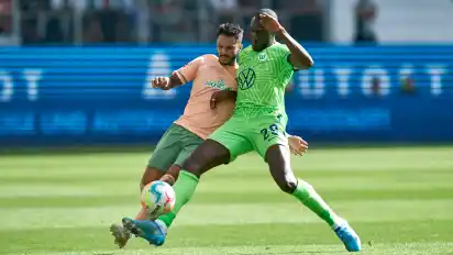 Werders Leonardo Bittencourt im Zweikampf mit Joshua Guilavogui: Werder Bremen hat beim VfL Wolfsburg gezeigt, dass die Mannschaft mithalten kann. Doch verspielte auch eine Führung.