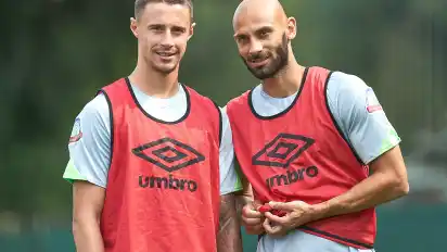 Vorgänger und Nachfolger: Ömer Toprak (re.) war vergangene Saison Werder-Kapitän, nun ist es Marco Friedl.
