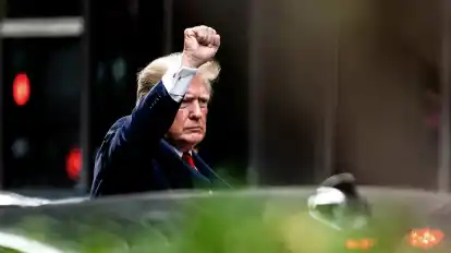 Donald Trump mit erhobener Faust auf dem Weg in das Büro der Generalstaatsanwaltschaft zu der Befragung am Mittwoch.