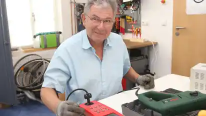 Bernd Buschmeyer bei einer UBE-Sicherheitsprüfung. Er ist einer von drei Experten der Elektro-Selbsthilfe-Werkstatt.