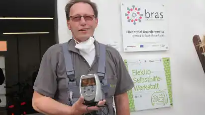Heiko Voigts bringt sein defekten Radiowecker vorbei. Der Empfang ist gestört, nur noch ein schriller Ton zu hören.