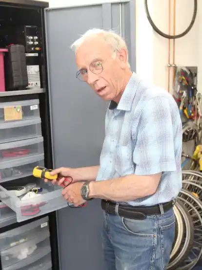 Bernd Drewitz, ehemaliger Industriemeister der Elektrotechnik, holt ein Werkzeug aus dem Spind.