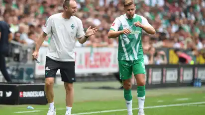 Werders Niclas Füllkrug (r) während einer Trinkpause im Gespräch mit Trainer Ole Werner.