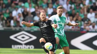 Werders Niclas Füllkrug (r) kämpft gegen Stuttgarts Waldemar Anton um den Ball.