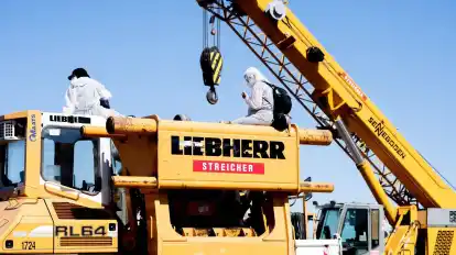 Aktivisten besetzen mehrere Baufahrzeuge auf der Baustelle für die geplante Gaspipeline am Jade-Weser-Port.