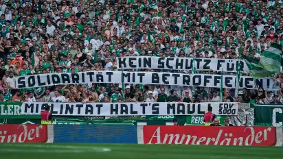 Werder-Fans kritisieren Sven Mislintat, den Sportdirektor des VfB Stuttgart, mit einem Banner in der Ostkurve.