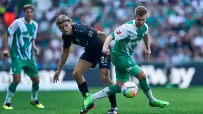 Werder Bremens Mitchell Weiser (rechts) und Stuttgarts Borna Sosa im Zweikampf um den Ball.