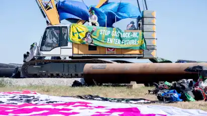 In der vergangenen Woche blockierten Aktivisten der Umweltschutzgruppe "Ende Gelände" die Baustelle der Pipeline, die das LNG-Terminal mit dem Ferngasleitungsnetz verbinden soll.