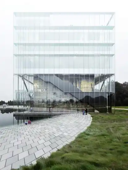So soll das neue Zentrum für das Unesco-Weltnaturerbe Wattenmeer aussehen. Der Glasbau rund um einen 80 Jahre alten Bunker wird in Wilhelmshaven am Banter See errichtet, sobald die Finanzierung steht.