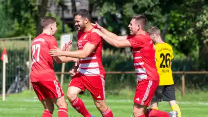 Die Freude ist ihm anzusehen: Garrit Hamdy (Mitte) feiert seinen Treffer zum 1:0. Julian Buhl (l.) und Steffen Kaluza gratulieren ihm zu seinem ersten Tor als Hamberger.