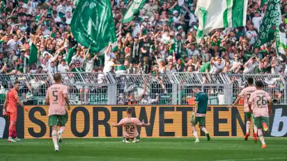 Niklas Schmidt, auf den Knien rutschend beim Jubel nach seinem Tor zum 2:2 vor dem Werder-Fanblock.