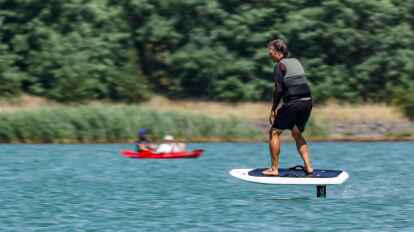 Surfen auf einem Elektro-Surfbrett ist seit ein paar Jahren eine Trendsportart (Symbolfoto). Auch auf der Bremer Weser tauchen diese E-Foils genannten Sportgeräte nun auf.