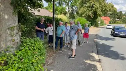 An der Hauptstraße in Kirchtimke hat der Seniorenbeirat eine Problemstelle angeschaut. Eine Baumwurzel verengt den Fußweg.