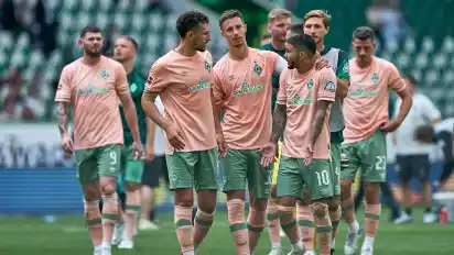 Leonardo Bittencourt (vorne rechts, Nummer 10) findet lautere Töne in der Halbzeitpause alles andere als schlimm: „Das passiert bei uns jede Halbzeit, dass wir uns klar die Meinung sagen. Das liegt daran, dass wir uns so gut verstehen und es uns direkt ins Gesicht sagen können, wenn man mal mit dem anderen nicht zufrieden ist."
