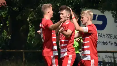 Sie jubeln immer weiter: Der FC Hambergen um (v. l.) Keno Liebschner, Neuzugang Nick Stellmann und Frederik Nagel ist auch in der Landesliga nicht zu bremsen.