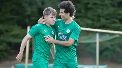 Freude über die Führung: Torschütze Felix Westphal (l.) lässt sich von Karim Kanafani beglückwünschen.