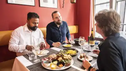 Sutharshan Kandakoddathannal (Inhaber, links) und Martin Dubke (Restaurantleiter) betreiben das Aioli im Schnoor.
