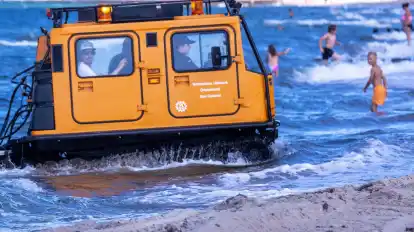 Im Rahmen der Umweltübung „Balex Delta“ auf und an der Ostsee transportiert ein Spezialfahrzeug des Technischen Hilfswerk (THW) Geräte für eine Ölsperre an den Strand.